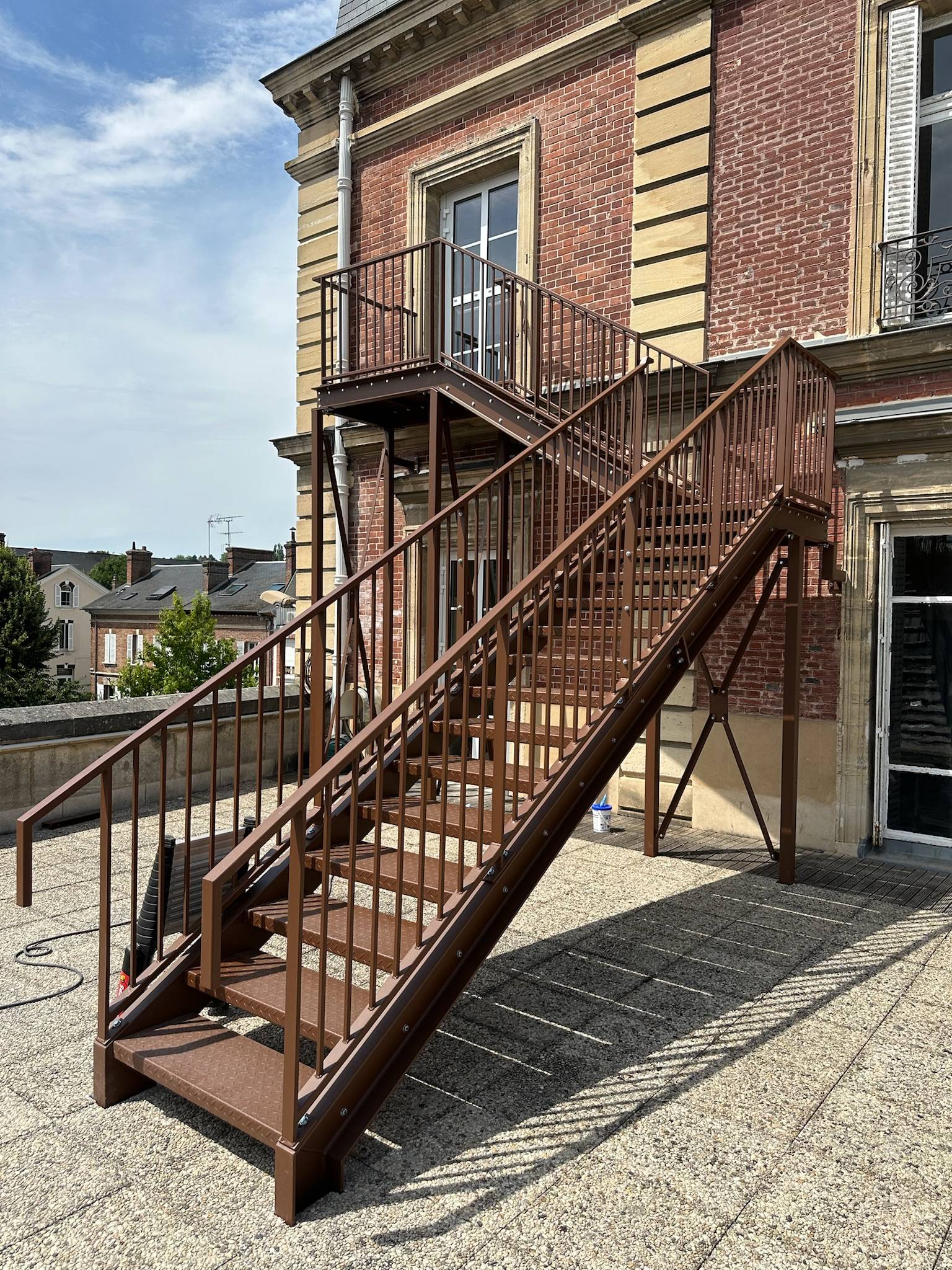 Réalisation d’un escalier métallique thermolaqué – Sortie de secours ERP (Eure)